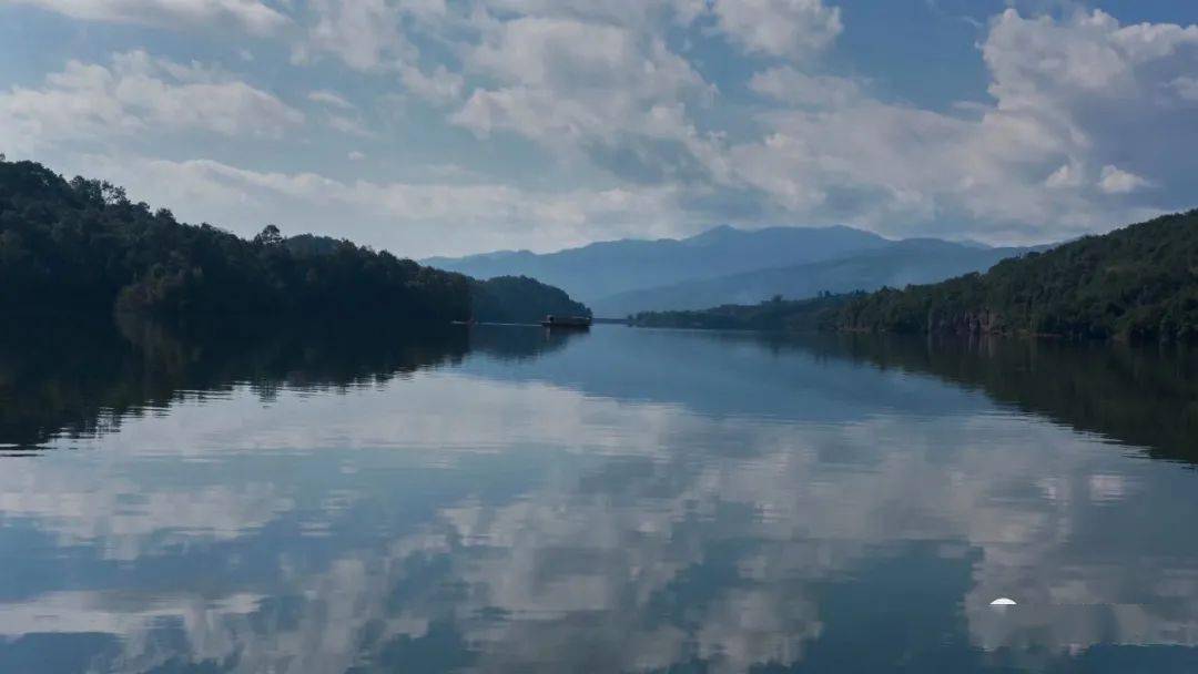 《景谷镇无量湖之三》吴山荣 摄