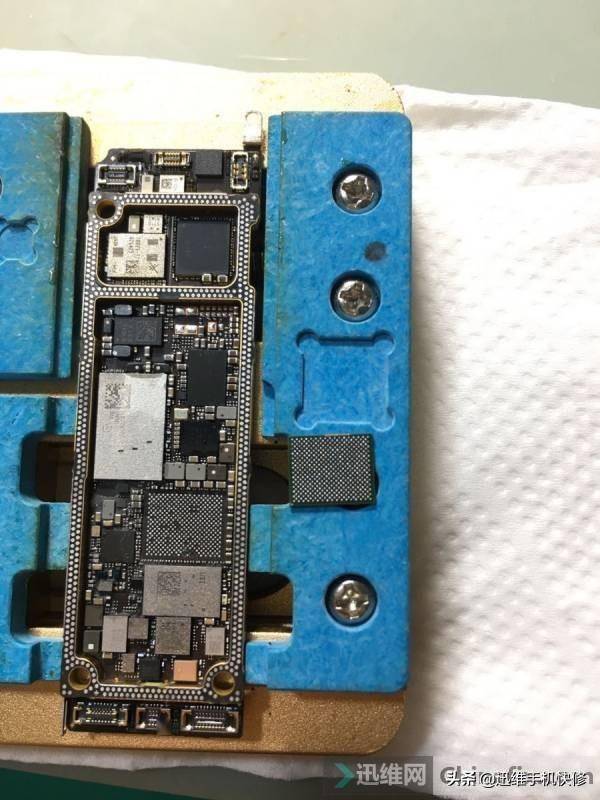 重摔iphone 11手机无服务,比7代基带通病好搞,师傅教你修复它