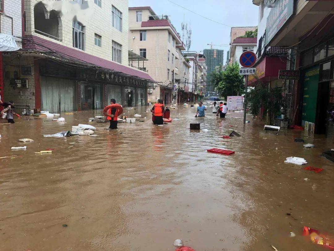 暴雨淹城大桥变孤岛派出所也遭洪水围困他们仍战斗在洪口浪尖