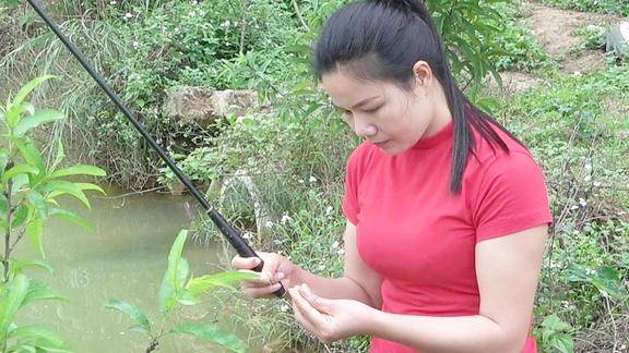 壮乡妹和同学去钓鱼,一会就钓了半桶这种鱼,大家说啥整更好吃?