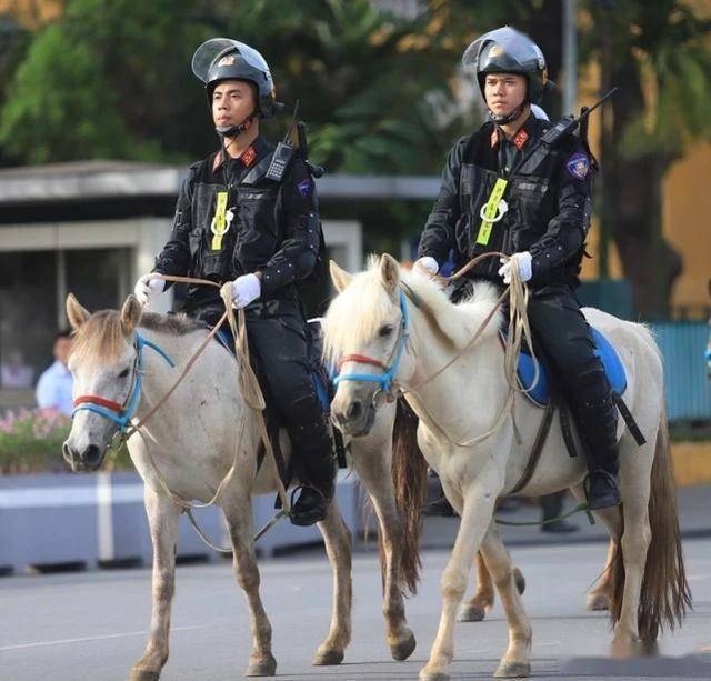 越南机动警察骑兵部队正式亮相,配备世界名枪,骑行画面非常滑稽