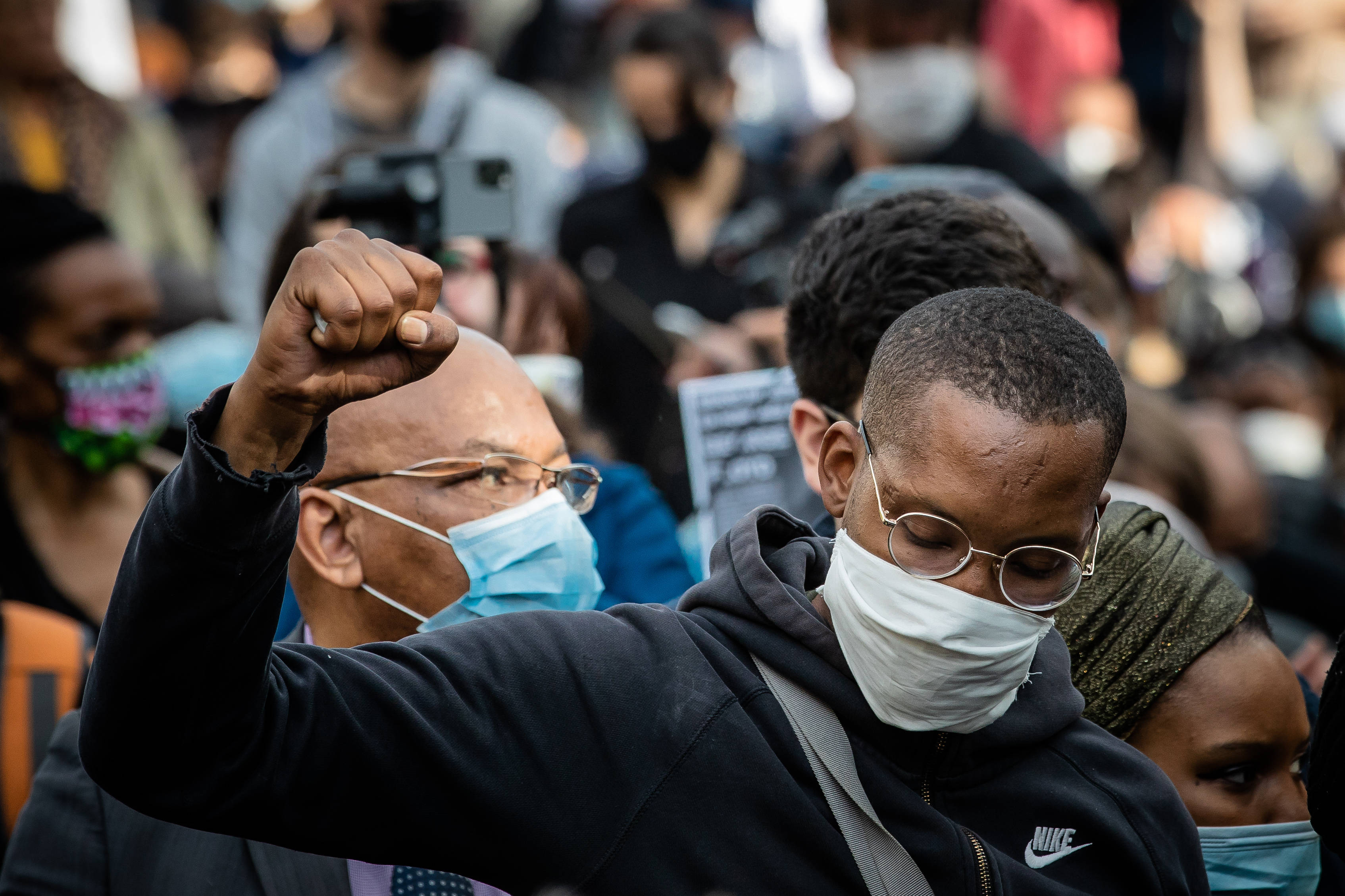 巴黎民众集会悼念弗洛伊德 抗议种族歧视