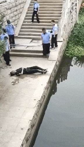 警方对男尸进行拍照