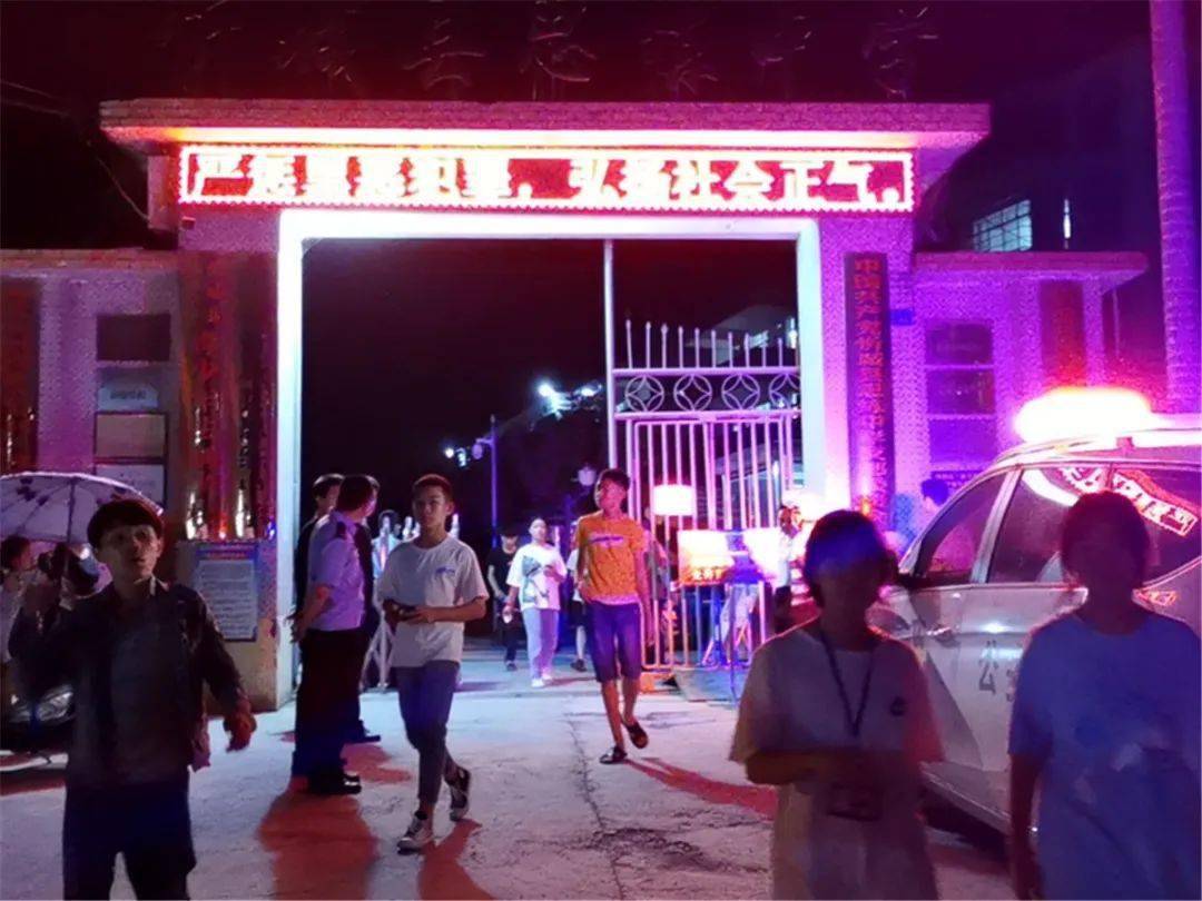 每天放学时间,在县直幼儿园大门口,县公安局防暴大队的警力带着警用
