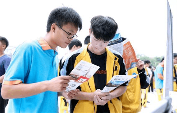 如何正确选择职业学校 e3ab46294eae4b1aa96c2baab540f388.png