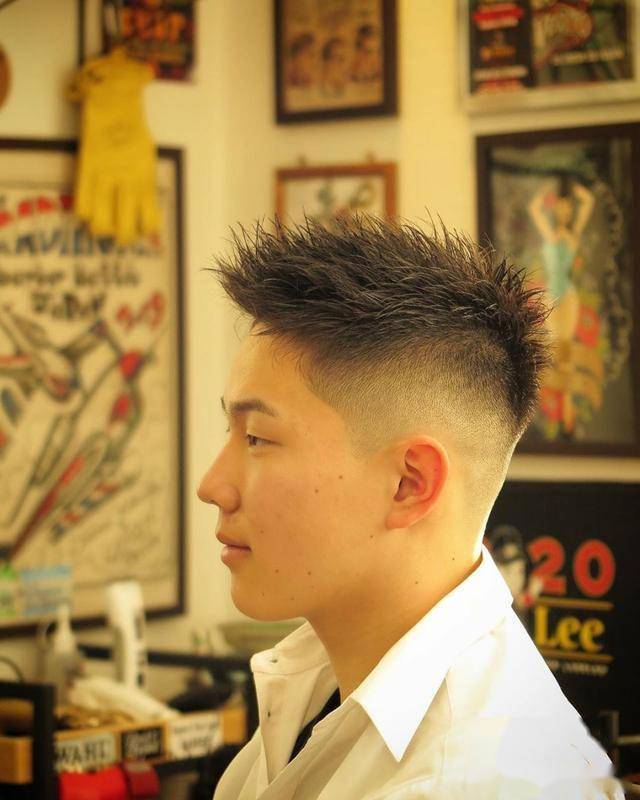 黄色的头发看起来更具时尚感,深棕色的染发更低调自然一点