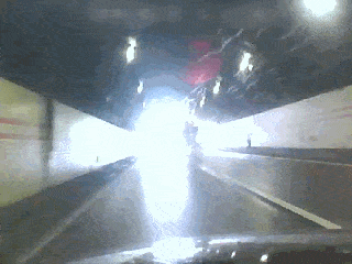 出隧道后的下坡路段且伴有转弯 加上大雨天 事故发生后 高速交警,道路