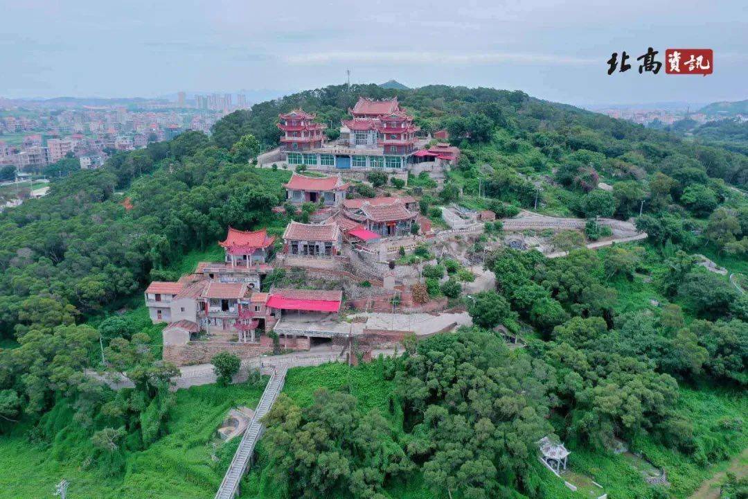 向东遥望,兴化湾里,碧波荡漾渔舟点点,向西远眺,壶公山,五侯山等诸峰