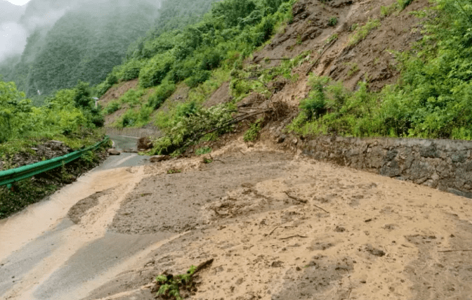 暴雨侵袭竹溪多地河水暴涨道路中断