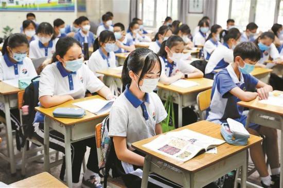 深圳高级中学(集团)南校区初一课堂上,学生们戴着口罩在看书.