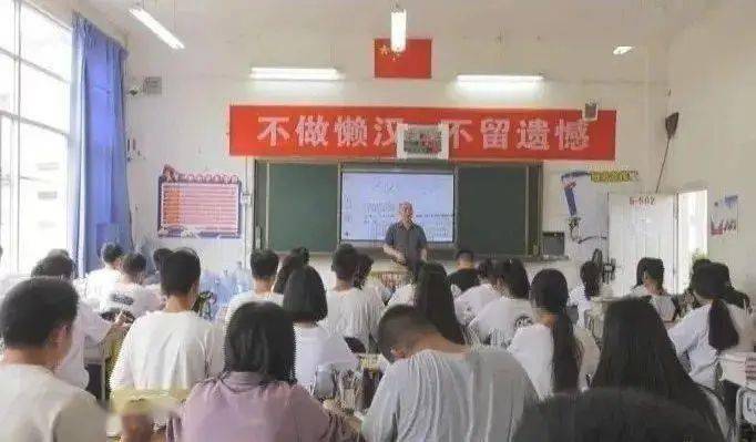 拐杖|为了学生，每天拄着拐杖上课！云南：感动！这个老师脚摔伤了