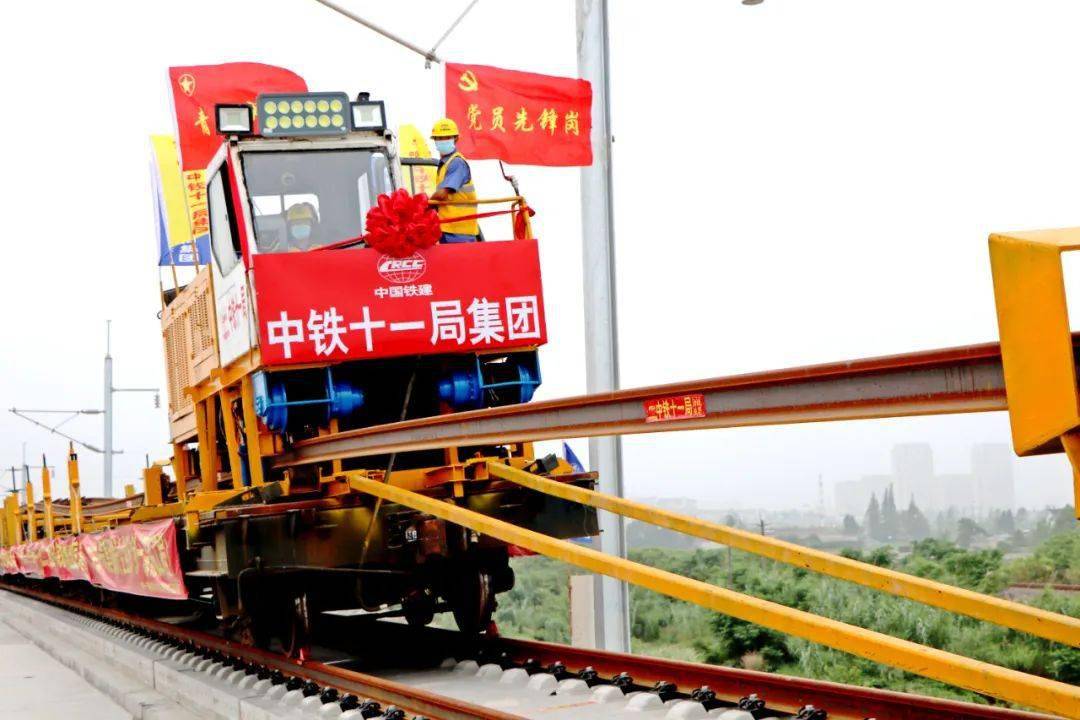 盐通铁路首铺段无砟轨道施工顺利完成_东台