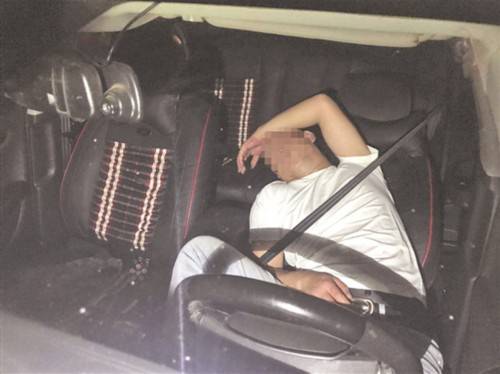 白色|得知孩子摔伤他赶紧回家 酒劲上来竟在高速上睡着