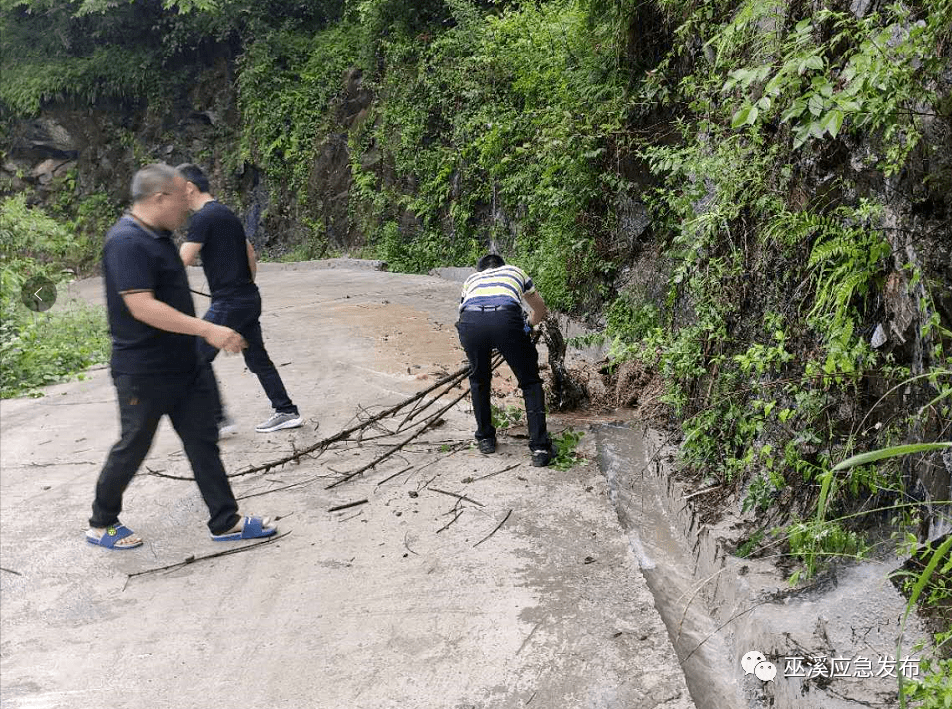 乌龙乡:党徽在大雨滂沱中闪光
