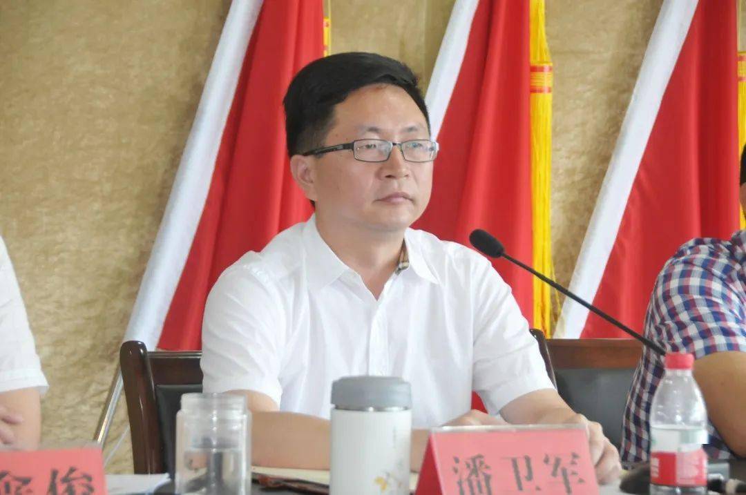 镇人大主席潘卫军提出三点建议意见:一要坚持依法导向,在监督实效上下