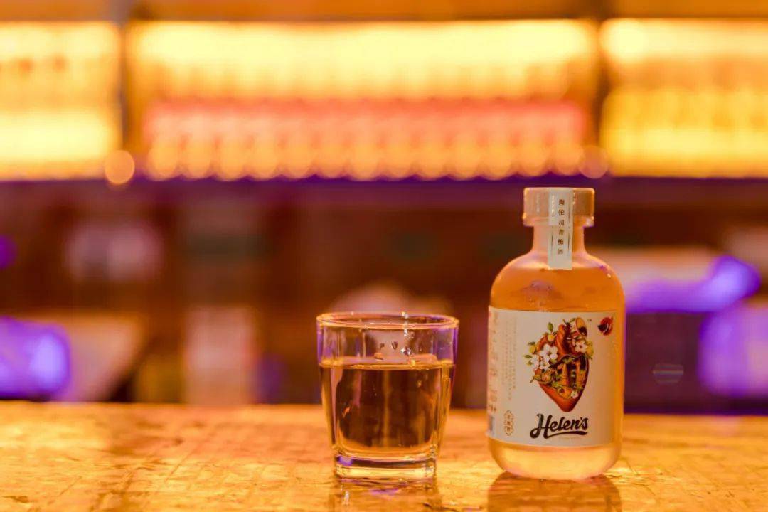 入口时青梅酒的香甜醇厚 加上威士忌的清爽可口 小巧迷人的身形拿在手