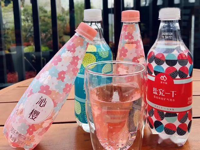 一瓶带心的水气加气猜成语_看图猜成语