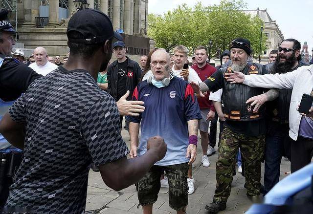 暴乱之火烧到伦敦,英国白人至上流氓组织与反种族主义者爆发冲突