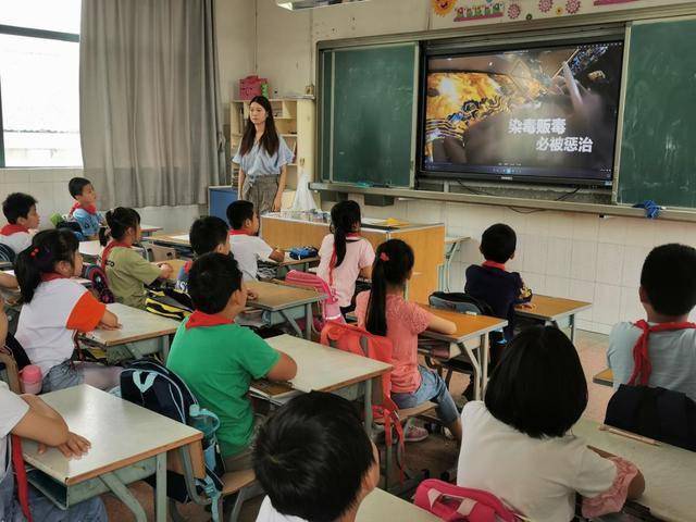 练塘镇组织青少年学生观看禁毒公益宣传片