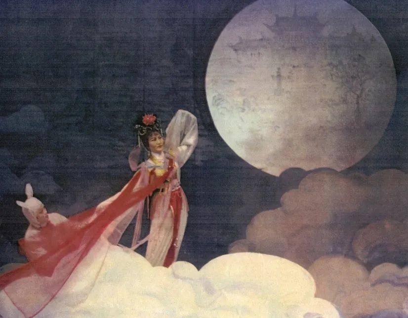 嫦娥带着玉兔飞向月宫