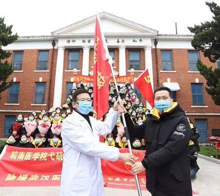 方舱医院广场舞"总导演"颜浩