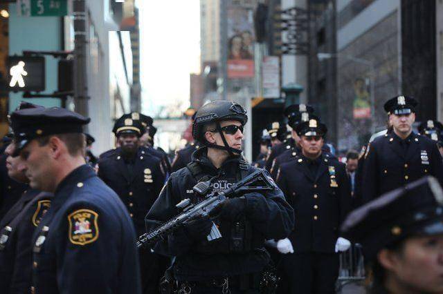 纽约警察局也受到了极大的冲击,近期已经将专门打击持枪犯罪的便衣