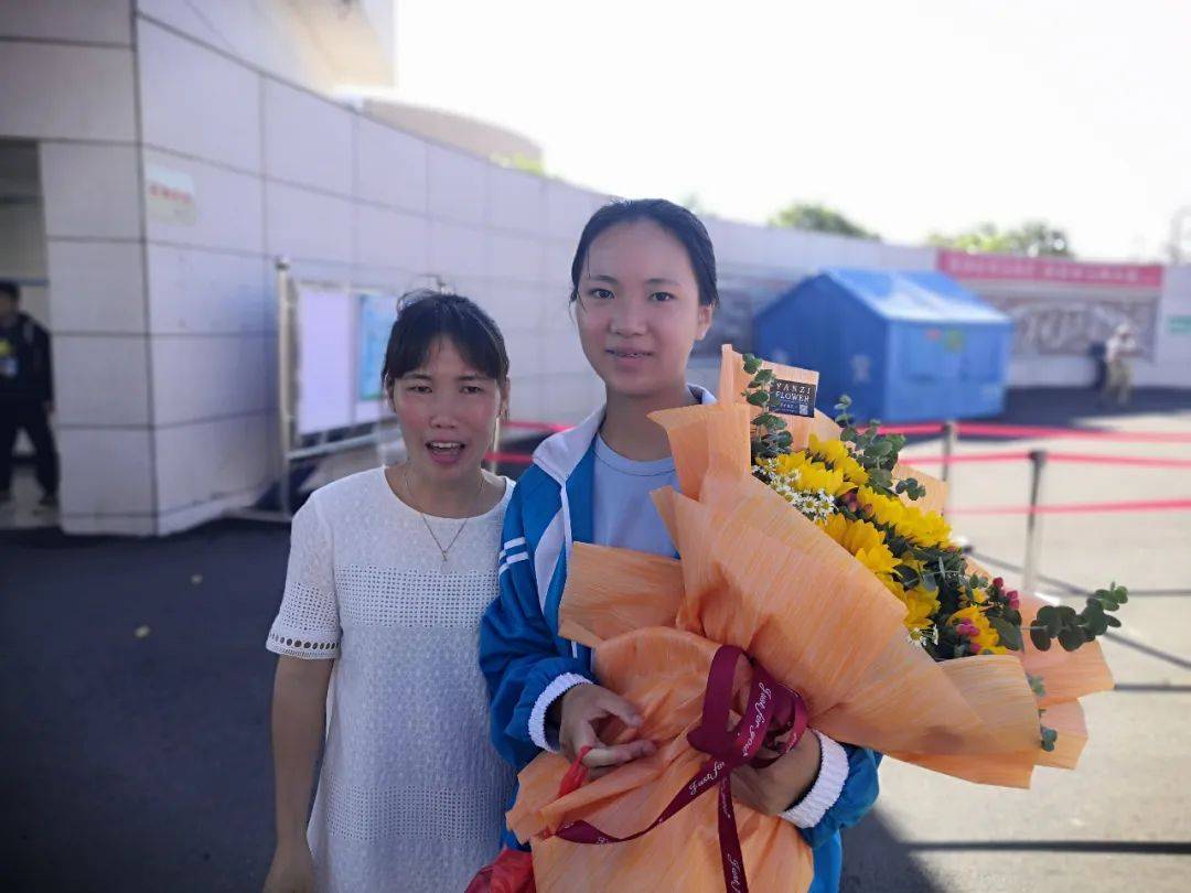 好样的！为东乡这位女同学点赞！