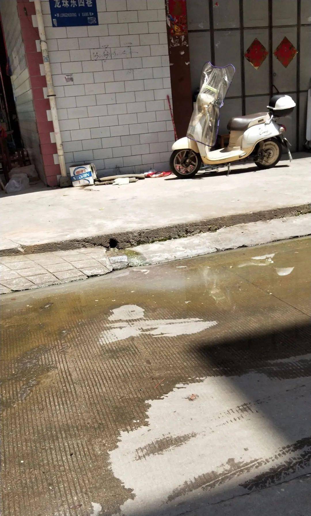 李先生反映:象湖镇中山北路235号太极大药房后面永旺制衣厂侧面一辆