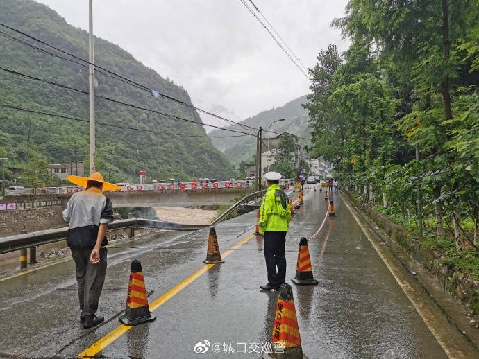 国道347城口明通镇巴岩店路段发生路面坍塌