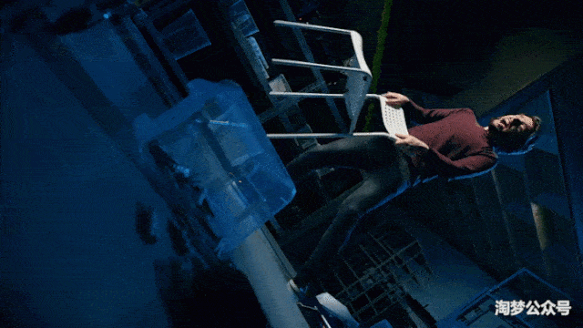 《了不起的盖茨比》中有一个场景,当莱昂纳多失去控制的时候,摄影机