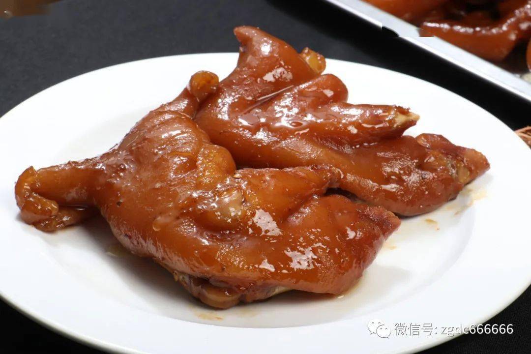 猪蹄冷热不同口感鸭货融合酱香麻辣学成归来后,我立即买料试做,完全