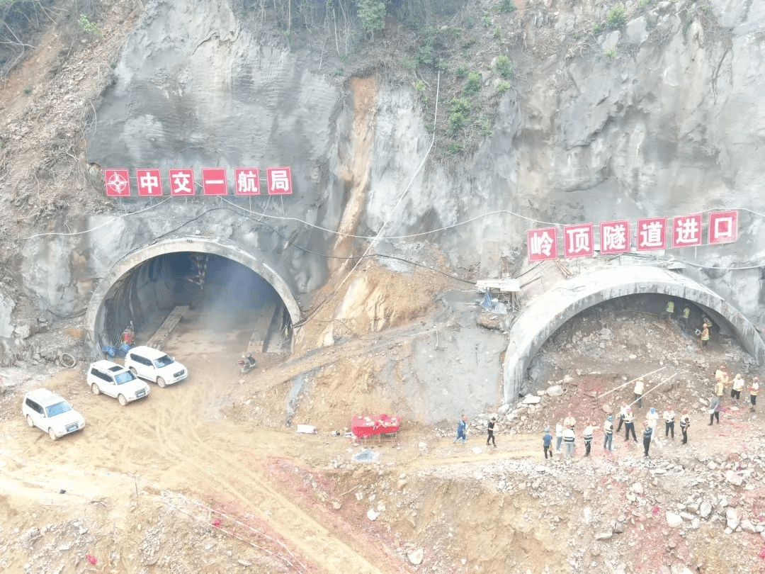 岭顶隧道位于玉林市博白县三滩镇,黄陵镇,为双洞分离式隧道,左幅长度