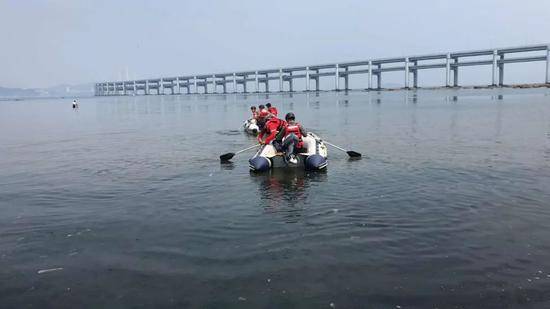 应急|大连一家三口坠海 母亲和3岁孩子至今仍失联