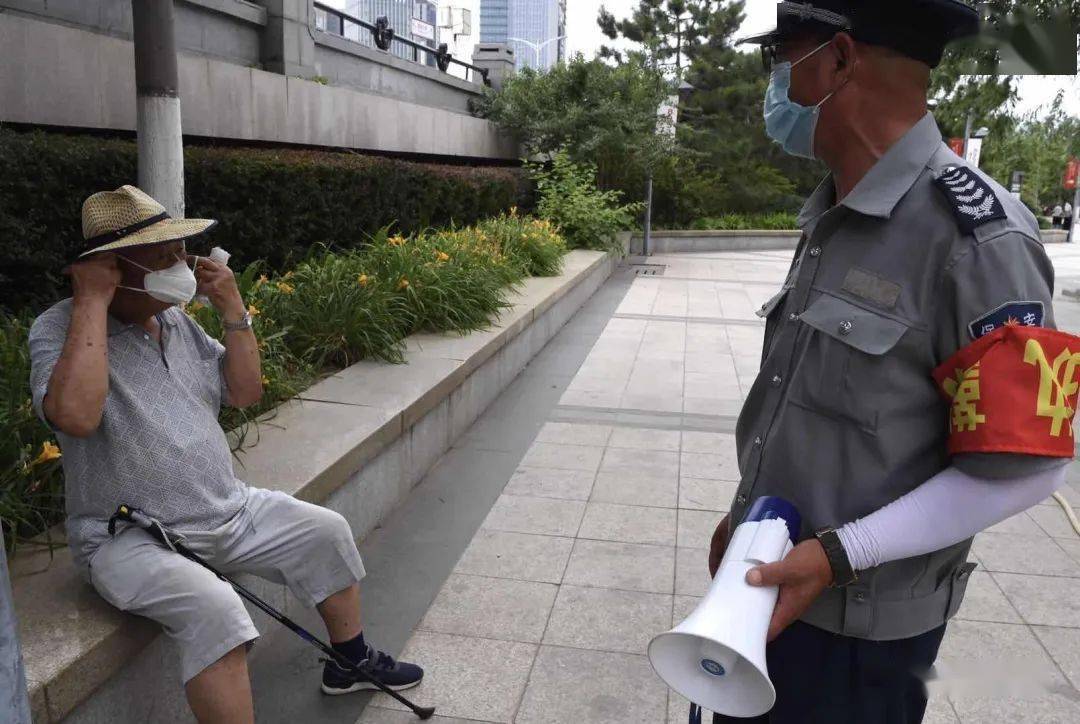 6月17日,通州运河文化广场,安保人员劝说大爷戴好口罩