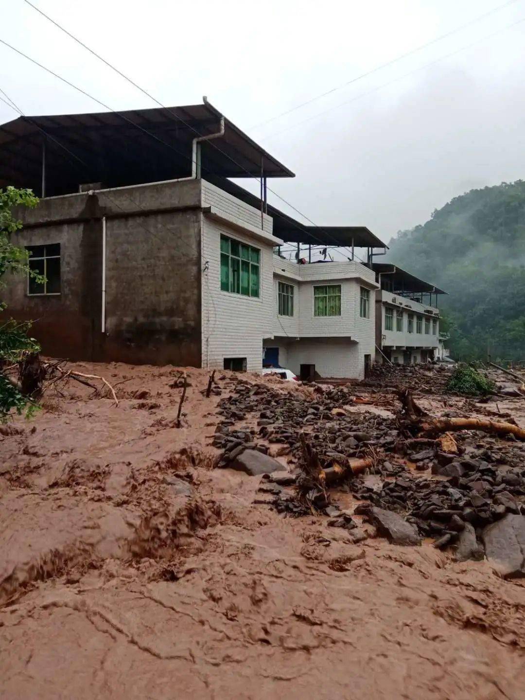 量超过250毫米 最大累计降水出现在长坪310毫米 道路受损,房屋受灾,农