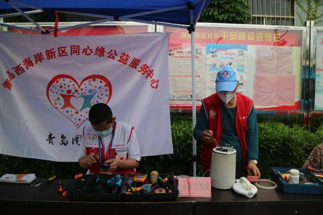 海坛岛街社区网格员和同心缘志愿服务队的青年志愿者们为居民们修剪