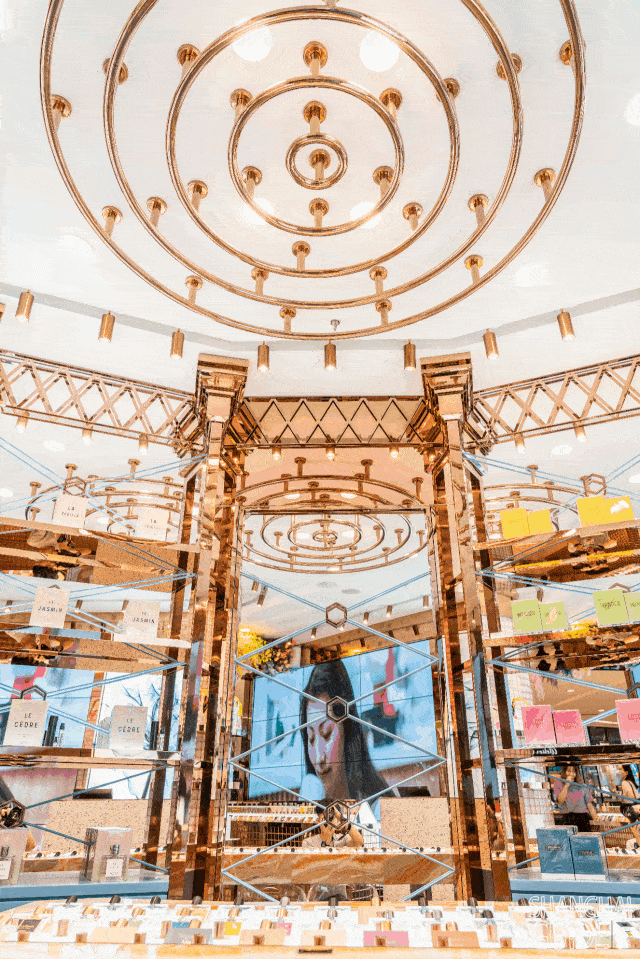 品牌的调香师能在繁华的都市中搜寻着关于大自然的一切,采拮出独特的