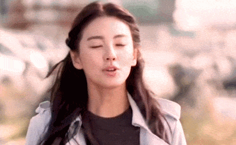 风吹乱她的头发,也在说:姐的戏路其实很宽广.