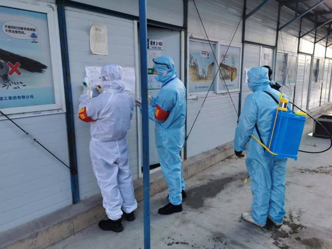 生活区消毒▲ 上岗前测温提高政治站位,强化底线思维以担当精神