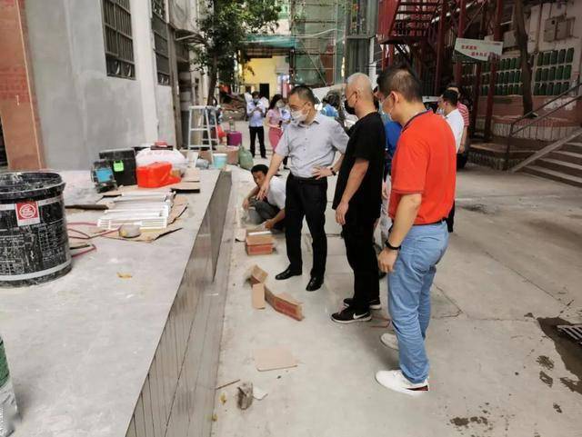 江南中街道党工委书记蔡逸冬,副主任阳隆军,人武部部长何红明带领相关