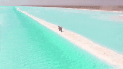 湖盆外围为第四系洪积,冲积,湖水发源于昆仑山鹤托坂日雪山和布喀达坂