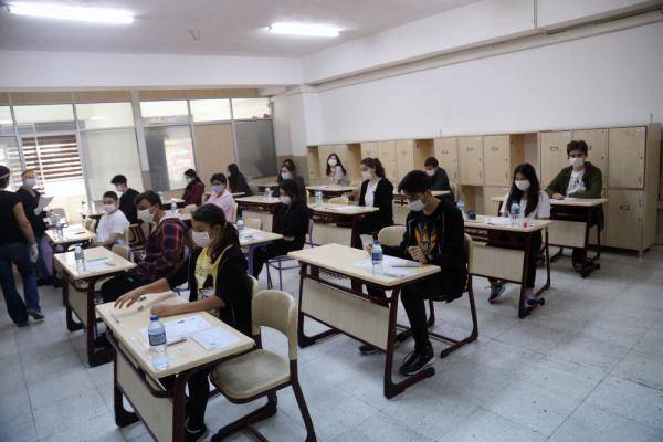 口罩|土耳其：疫情中 赴考场