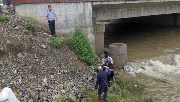 三岔镇|惊险！七旬老人不慎掉入河中 民警奋不顾身火速救援
