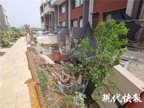 有关|南京一小区别墅院落塌陷成3米深大坑，疑似与业主私挖地下室有关