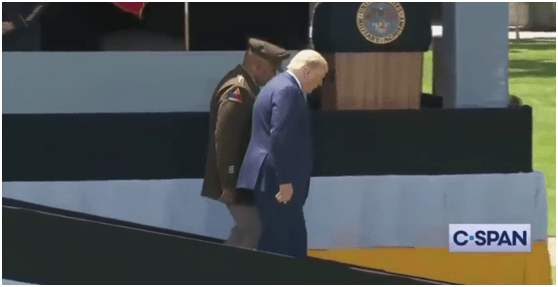 西点军校|戏精附体？为证明自己“没得帕金森”，74岁的特朗普拼了……