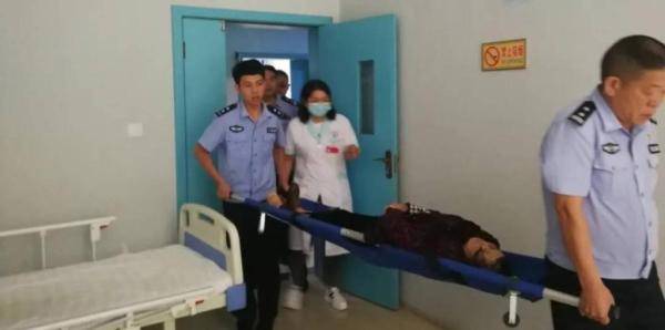 三岔镇|惊险！七旬老人不慎掉入河中 民警奋不顾身火速救援