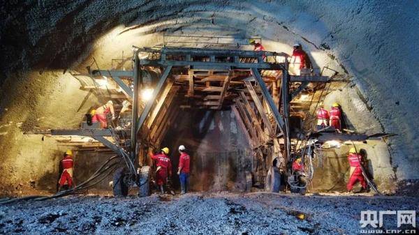 施工|昆明至景洪仅3小时！中老昆万铁路和平隧道贯通