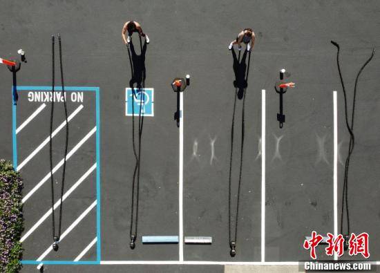 社交|美国北加州小城健身房户外重启 民众保持“社交距离”健身