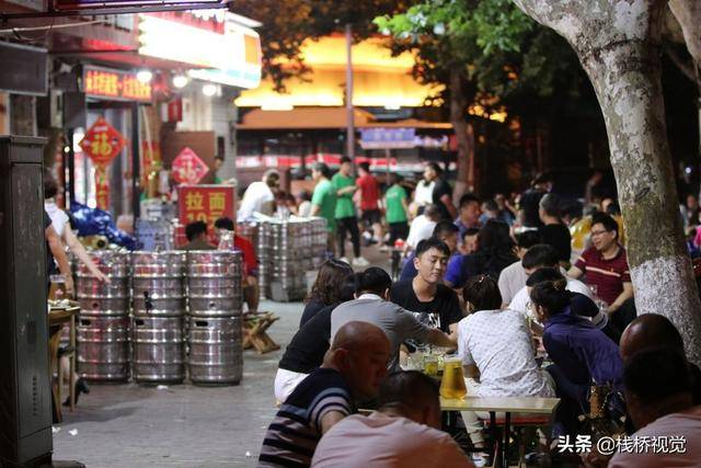 青岛夏日啤酒摊红火,小桌子马扎子三五好友海鲜土豆丝烧烤小凉菜