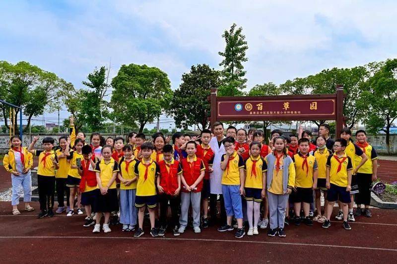 校园新闻中医文化进校园百草园里识草药嘉善县天凝小学种植基地启动